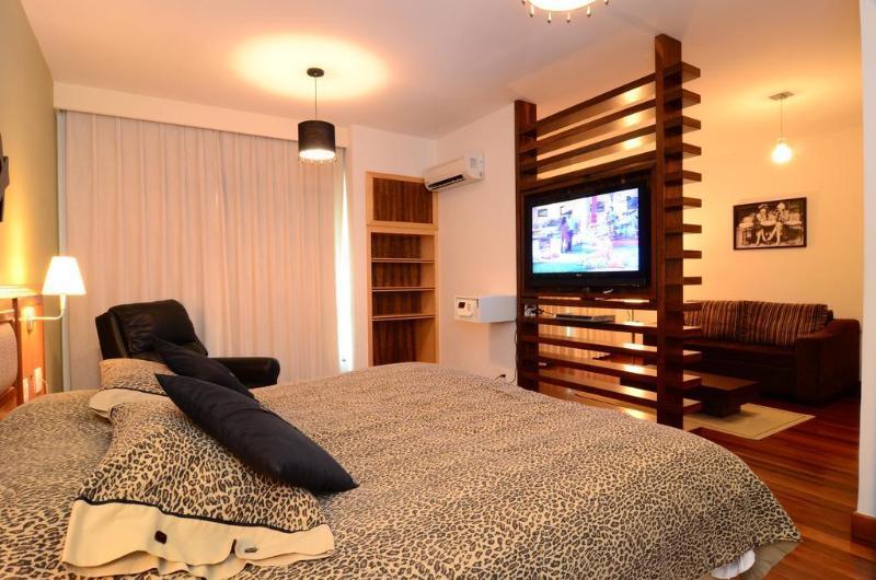 Constantino Hotel E Eventos Juiz de Fora Exterior photo A bedroom with a television